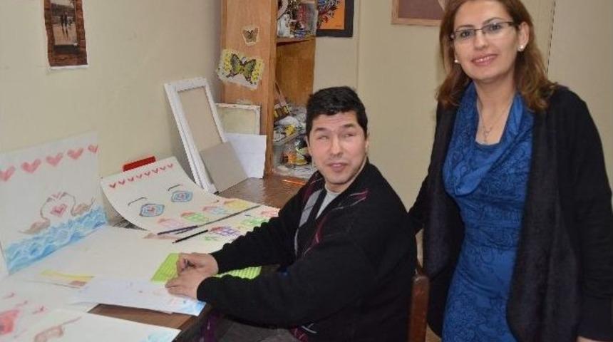 Hi&ccedil; G&ouml;rmediği Yerlerin Resimlerini Yapıyor