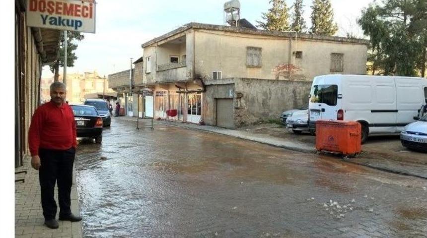 Patlayan Su Borusu Yolu G&ouml;lete &Ccedil;evirdi