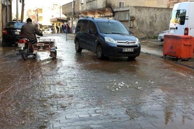 Patlayan Su Borusu Yolu Gölete Çevirdi