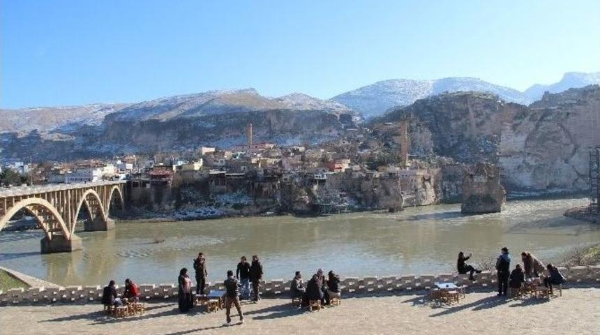 G&uuml;neşli Havayı Fırsat Bilen Vatandaşlar Hasankeyf&rsquo;e Akın Etti