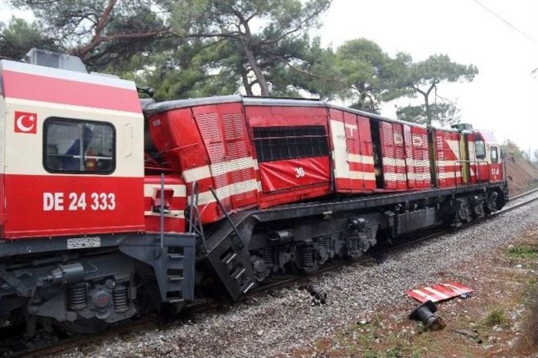 İki Tren Kafa Kafaya &Ccedil;arpıştı