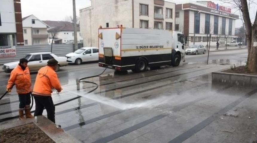 D&uuml;zce&rsquo;de Kaldırımlar Yıkanıyor