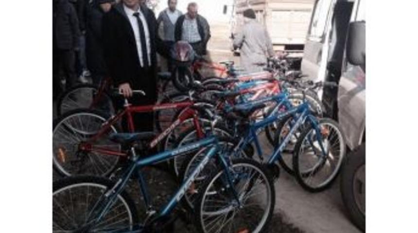 Cide&rsquo;den D&ouml;rt Ortaokula On Bisiklet Verildi