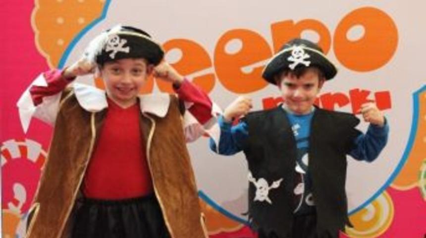 &Ccedil;ocuklar Maceracı Korsanlarla Eğleniyor