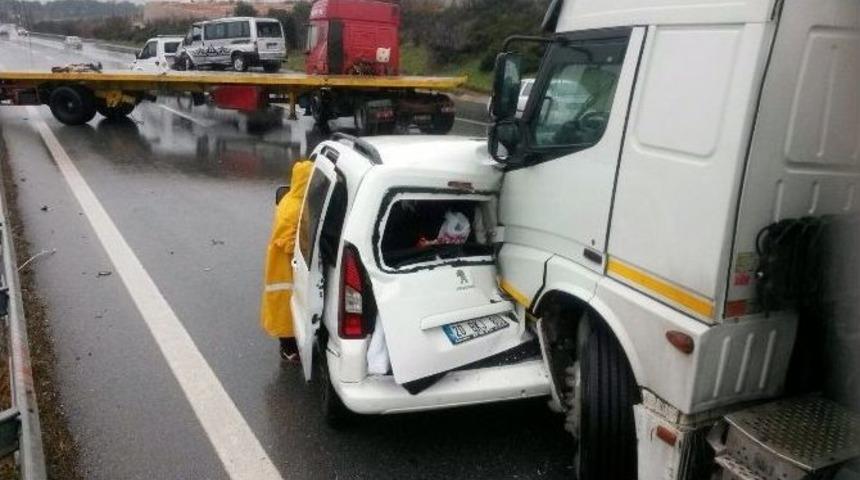 İzmir-aydın Otobanında Can Pazarı: 1 &Ouml;l&uuml;, 4 Yaralı