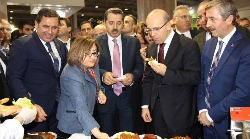 Başbakan Yardımıcısı Şimşek İle Bakan &Ccedil;elik&rsquo;e &Ccedil;iğ K&ouml;fte Ve İ&ccedil;li K&ouml;fte İkram Edildi