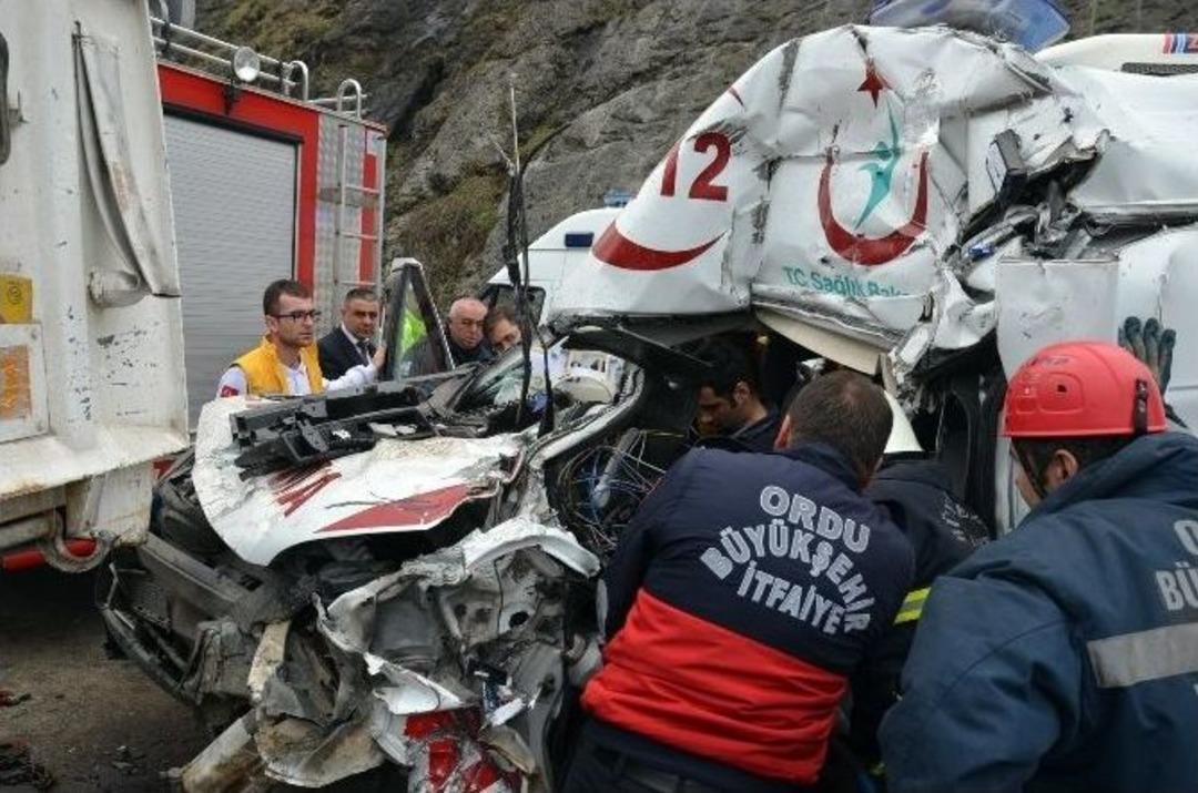 Ambulans Yol S&uuml;p&uuml;rme Aracına &Ccedil;arptı: 1 &Ouml;l&uuml;, 3 Yaralı