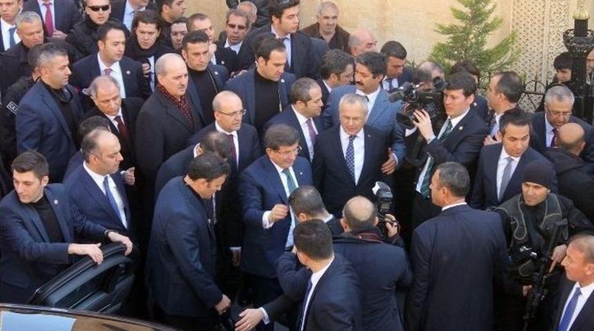 Davutoğlu, Cuma Namazını Tarihi Ulu Cami&rsquo;de Kıldı