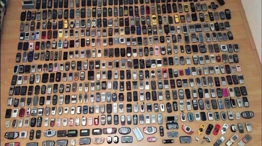 200 Bin Liralık Cep Telefon Koleksiyonunu Satılığa &Ccedil;ıkardı