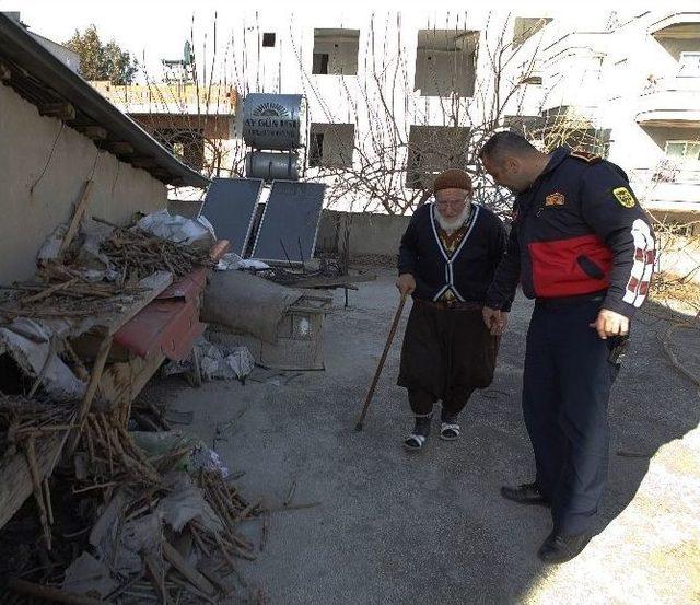 Ağaçta Mahsur Kalan Adamı İtfaiye Ekibi Kurtardı