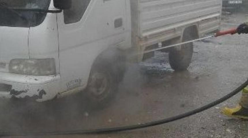 Park Halindeki Kamyonet Yandı