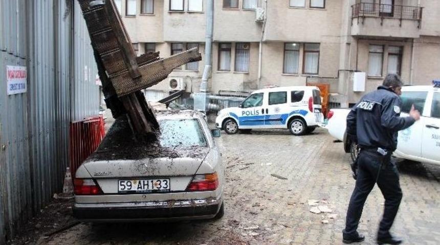 Metruk Bina Otomobilin &Uuml;zerine &Ccedil;&ouml;kt&uuml;