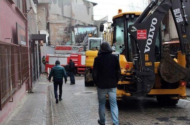 Metruk Bina Otomobilin Üzerine Çöktü