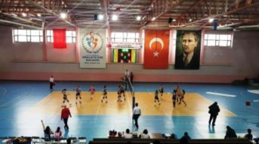 Rize&rsquo;de B&ouml;lgesel Bayan Voleybol M&uuml;sabakaları Başladı