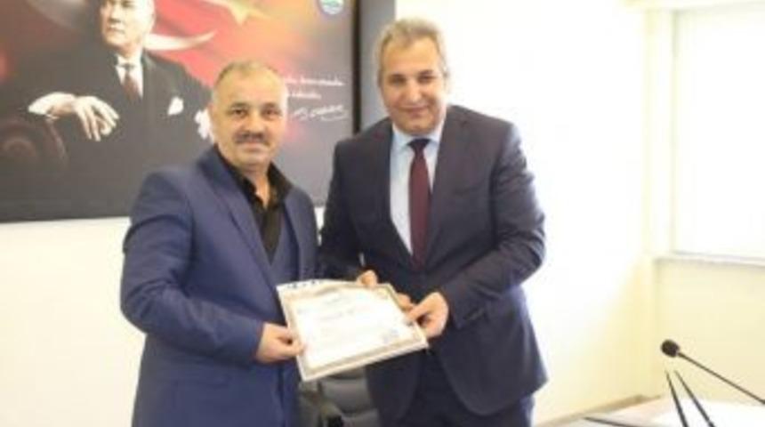 Kaymakam Yapıcı&rsquo;dan Muhtara Takdir Belgesi