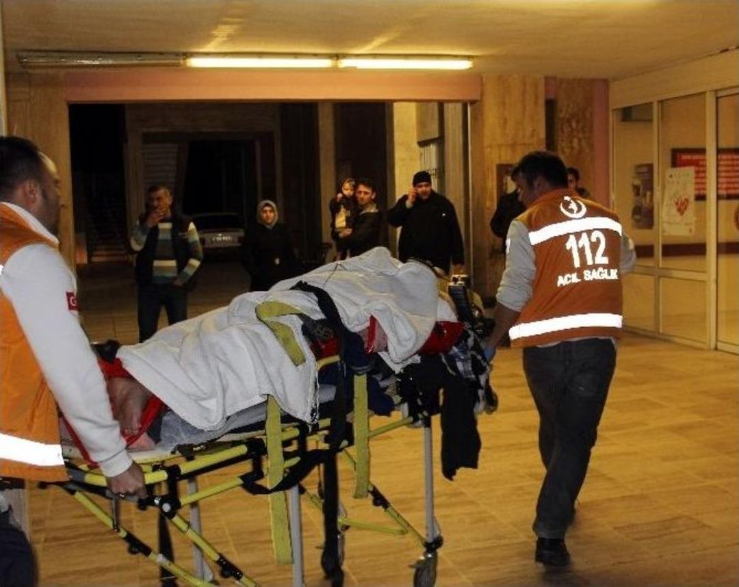 Kamyonetle Otomobil &Ccedil;arpıştı: 1 &Ouml;l&uuml;, 2 Yaralı