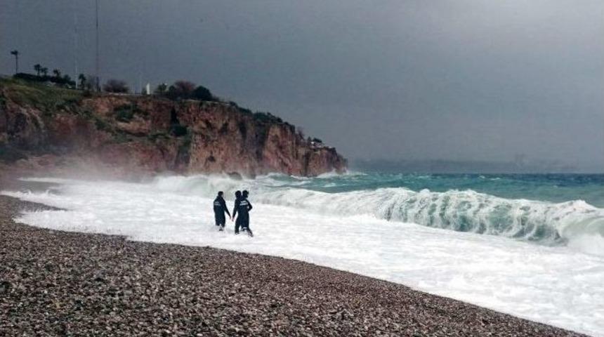 Falezlerden Atlayan Kadın Dalgalar Arasında Kayboldu