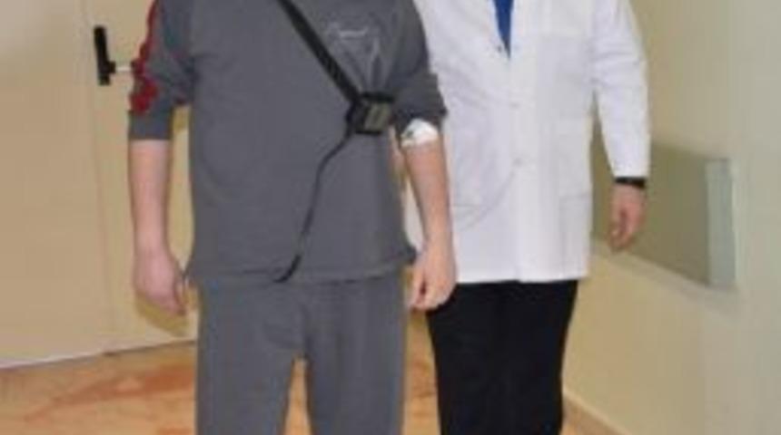 Fel&ccedil; Ge&ccedil;iren Hasta Kapalı Beyin Damarının A&ccedil;ılmasıyla Y&uuml;r&uuml;d&uuml;