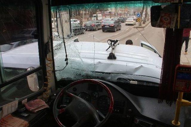 Elazığ’da Hafif Ticari Araç İle Özel Halk Otobüsü Çarpıştı