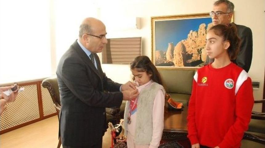 Vali Demirtaş&rsquo;tan Satran&ccedil; Ve Atletizm Şampiyonlarına &Ouml;d&uuml;l