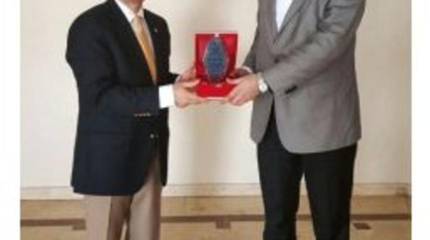 Dr. Yemenici&rsquo;den, Kızıl&rsquo;a Tebrik Plaketi