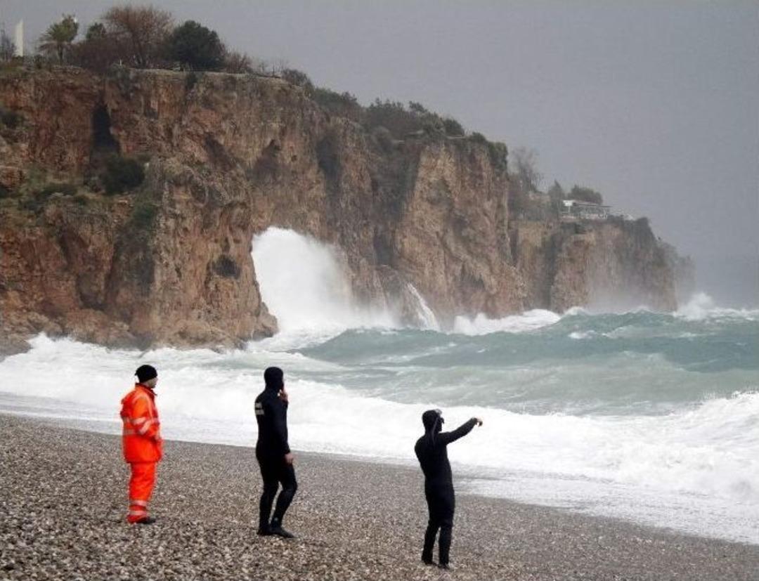 Gen&ccedil; Kızın Cesedi, Azgın Dalgalardan Operasyonla Alındı