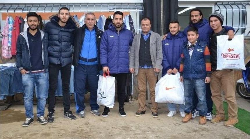 Nazilli’de Futbolculardan ‘askıda Elbise’ Kampanyasına Destek