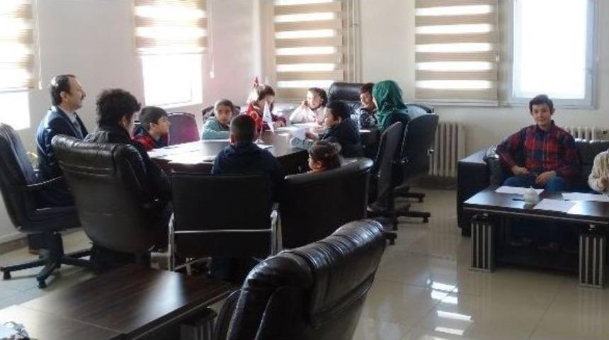 &Ccedil;ocuklar Velilerinin Masalarında &Ccedil;alışma İmkanı Buldu