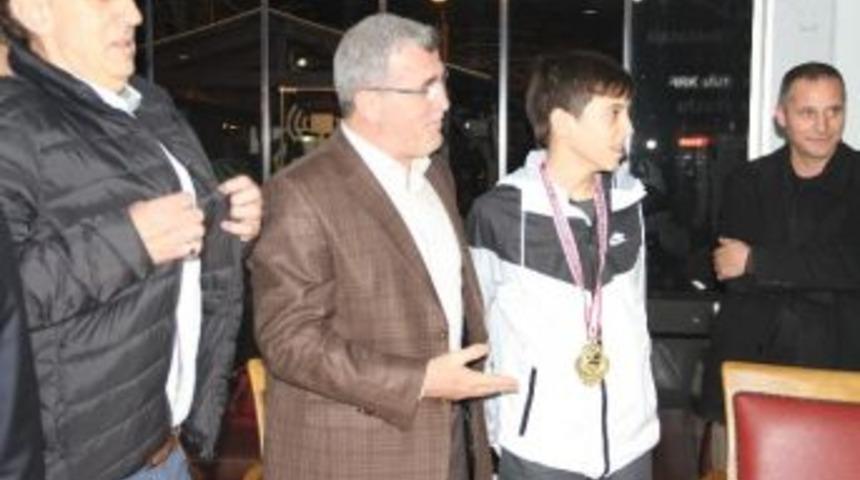 Başarılı Sporculara Başkan Akcan&rsquo;dan &Ouml;d&uuml;l