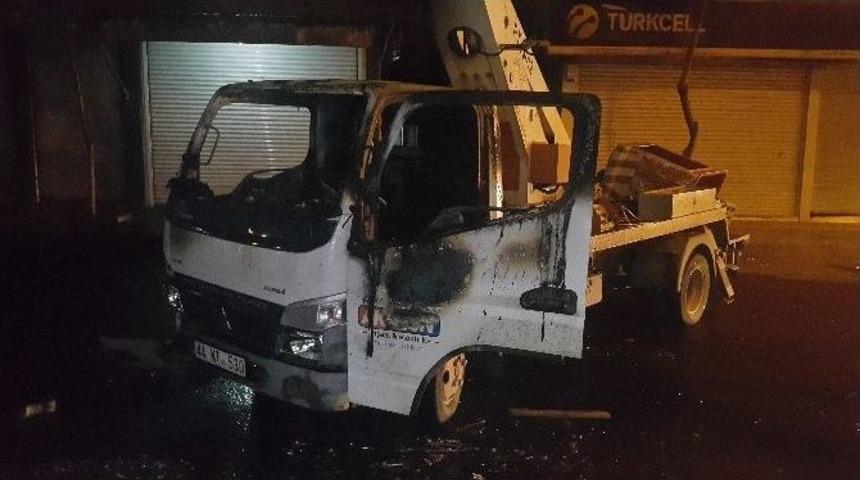 Ter&ouml;ristler Bir Aracı Ateşe Verdi