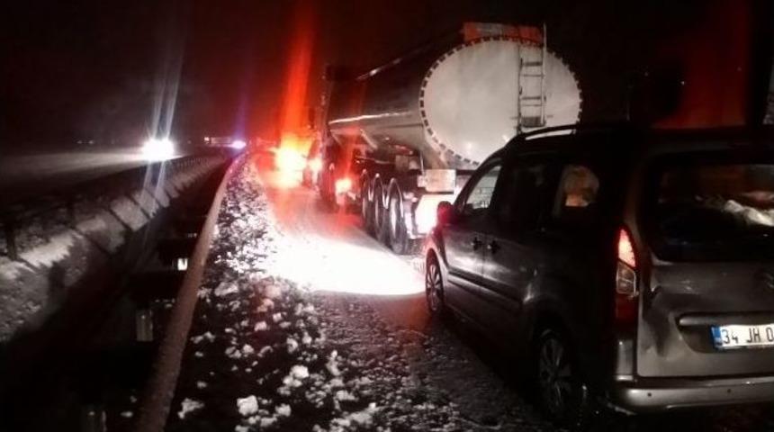 Kayan Tır Yolu Kapattı, 15 Kilometrelik Ara&ccedil; Kuyruğu Oluştu