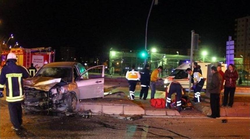 Otomobiller Kafa Kafaya &Ccedil;arpıştı: 6 Yaralı