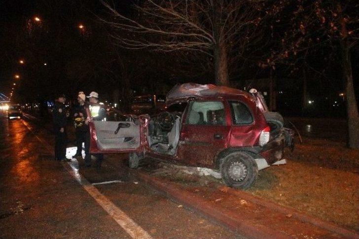 Otomobil Ağaca Çarptı: 1 Ölü, 1 Yaralı G1
