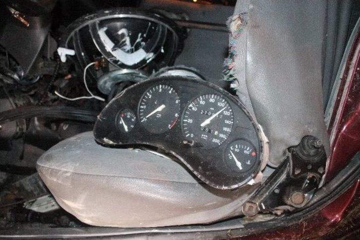 Otomobil Ağaca Çarptı: 1 Ölü, 1 Yaralı G3