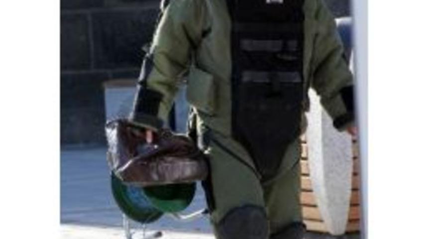 Turun&ccedil; Ağacındaki Ş&uuml;pheli &Ccedil;anta Polisi Alarma Ge&ccedil;irdi