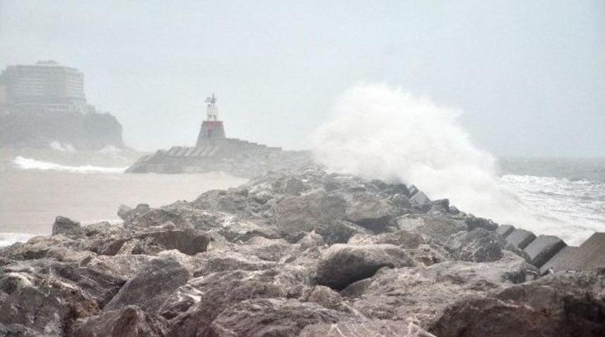 Olumsuz Hava Koşulları Karadenizi Coşturdu