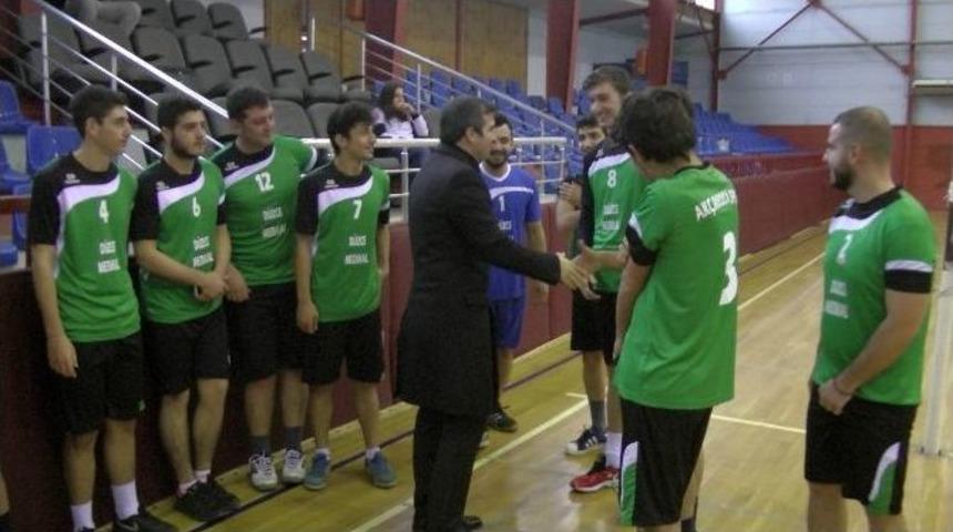 Başkan Yemenici, Gen&ccedil; Voleybolculara Başarılar Diledi