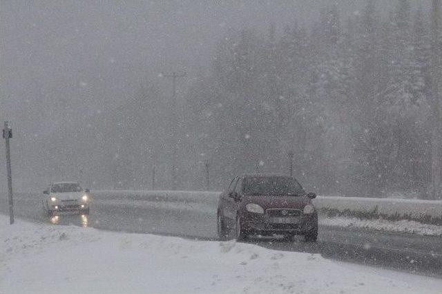 Bolu Dağı’da Tipi Şeklinde Kar Yağışı Başladı