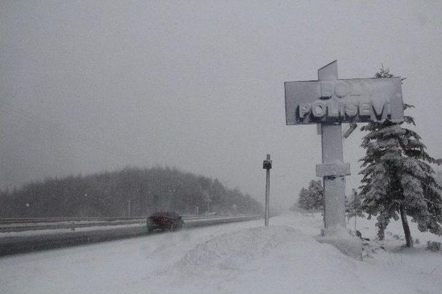 Bolu Dağı’da Tipi Şeklinde Kar Yağışı Başladı