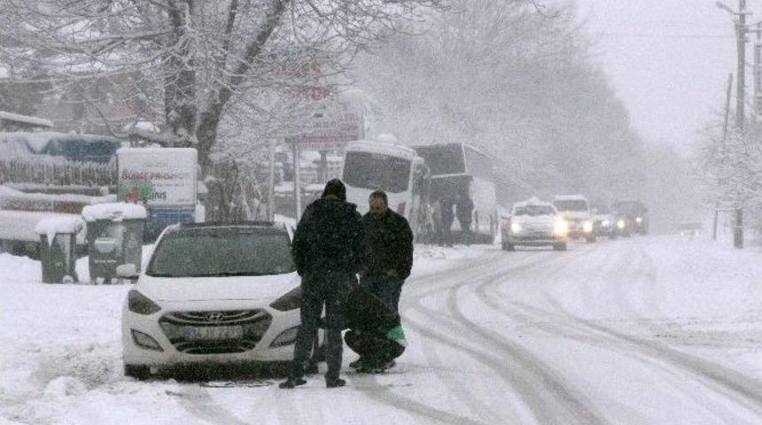 Abant Yolunda Onlarca Ara&ccedil; Yolda Kaldı