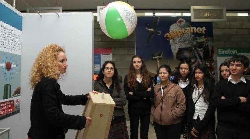 Karşıyaka&rsquo;daki Bilim M&uuml;zesine Ziyaret&ccedil;i Akını