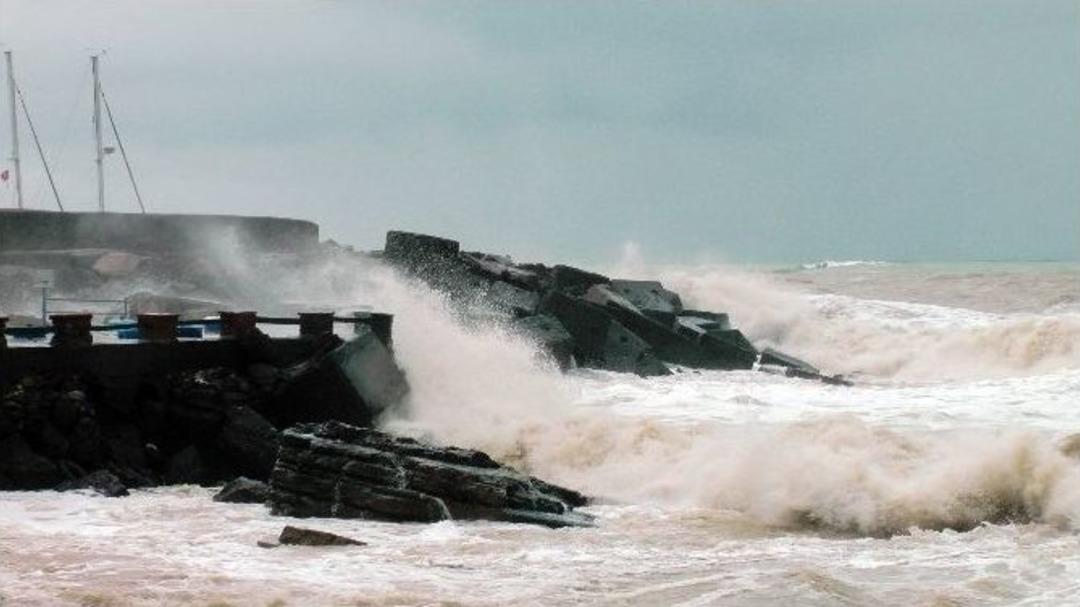 Karadeniz&rsquo;de Dev Dalgalar Mendireği Aştı