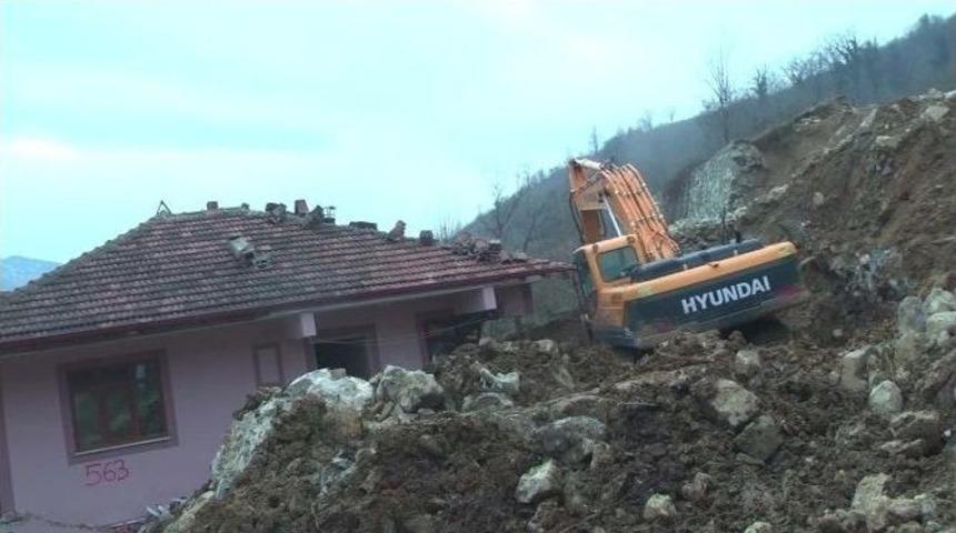 G&ouml;lyaka&rsquo;da Heyelan Kaldırıyor