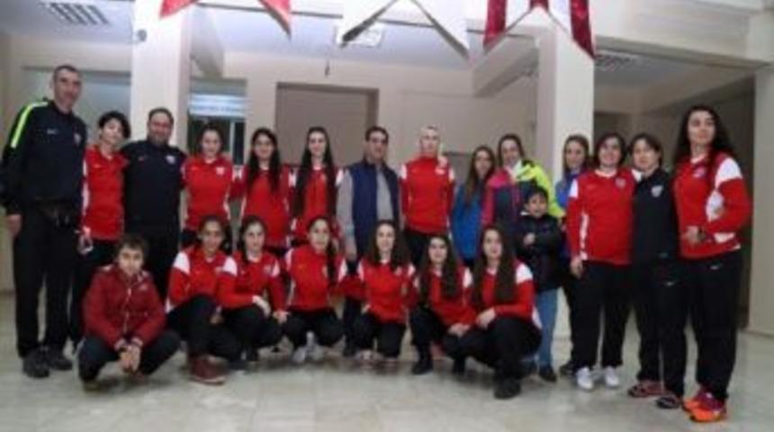 Bordo Beyazlı Kızlar Galibiyet S&ouml;z&uuml; Verdiler