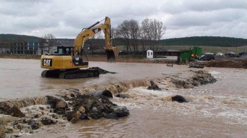 Riva&rsquo;da Dere Taştı, 3 Tekne Battı