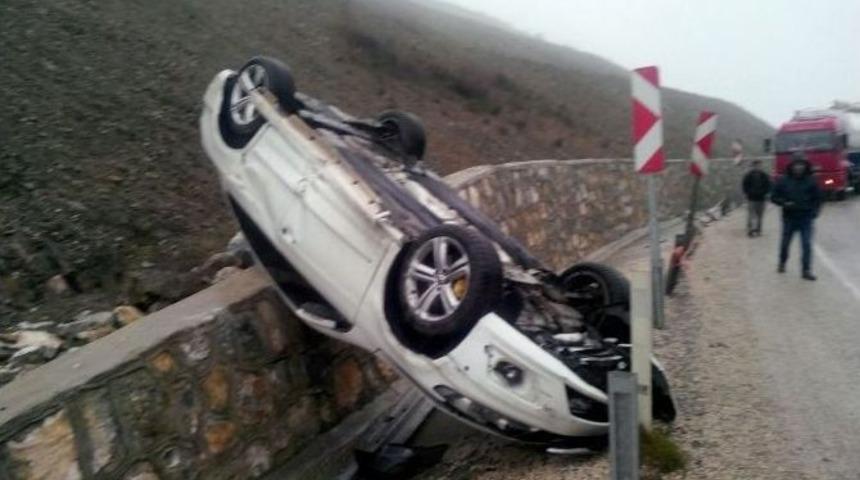 Tır&rsquo;ın Dorsesi Jandarma Otosuna &Ccedil;arptı: 2 Asker Yaralı