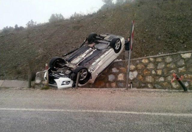 Tır’ın Dorsesi Jandarma Otosuna Çarptı: 2 Asker Yaralı