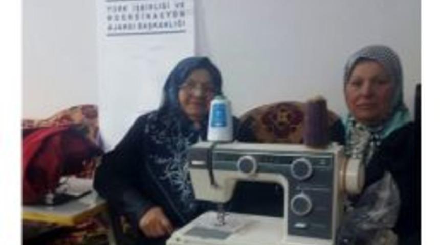 Kerk&uuml;k&rsquo;te Altınk&ouml;pr&uuml; T&uuml;rkmen Kadınlar Birliği At&ouml;lyesine Dikiş Makinası Ve Dikiş Malzemesi Desteği