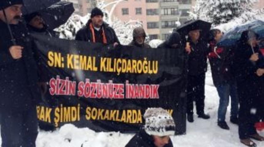 Chp&rsquo;li Urla Belediyesi&rsquo;nin Evini Yıktığı Aileler Soluğu Kılı&ccedil;daroğlu&rsquo;nun Evinin &Ouml;n&uuml;nde Aldı