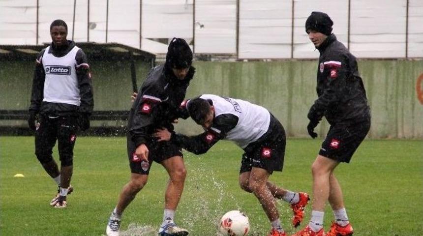 Adanaspor&rsquo;da Yağmur Altında Neşeli İdman